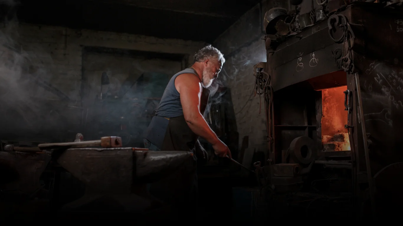 كيف يحقق فني حداد التوازن بين الجودة والمتانة في الأعمال الحديدية