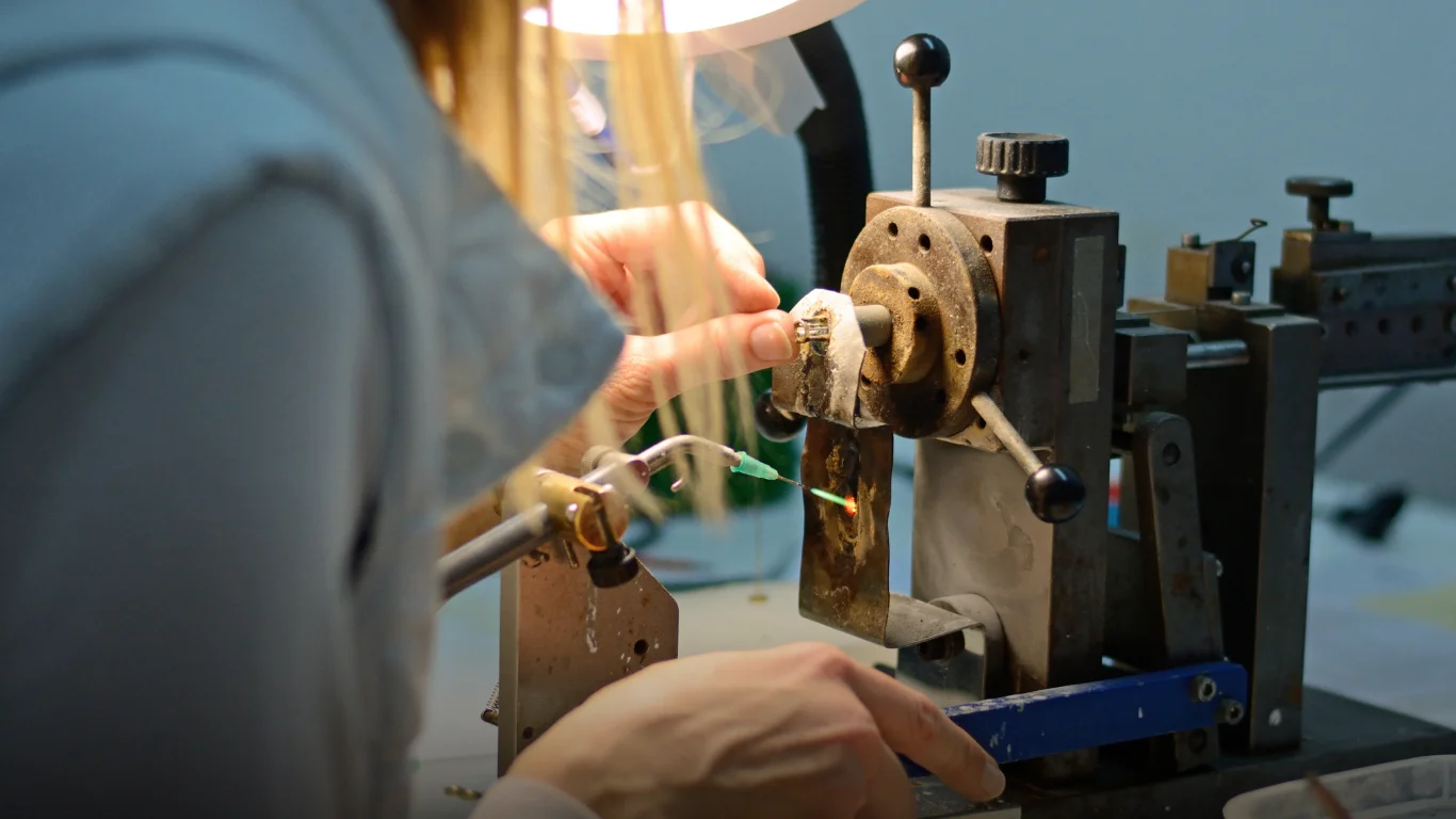 مزايا الاستعانة بحداد المطلاع