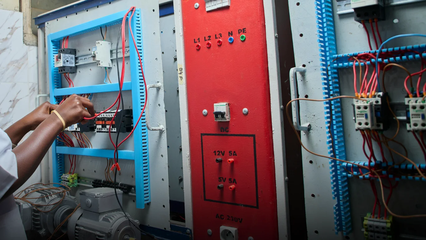 خدمات كهربجي منازل الروضة المتكاملة لضمان الأمان والكفاءة داخل منزلك