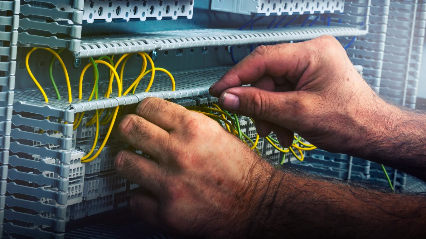 لماذا يُعد مصلح كهربائي الفنيطيس الخيار الأفضل لجميع أعمال الكهرباء المنزلية؟